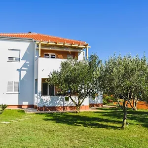 Apartman Mirela, Zaton