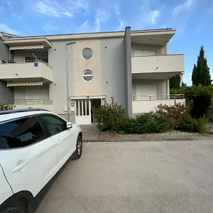Apartman Lili, Zaton